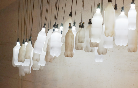 Plastflaskor används som glödlampor